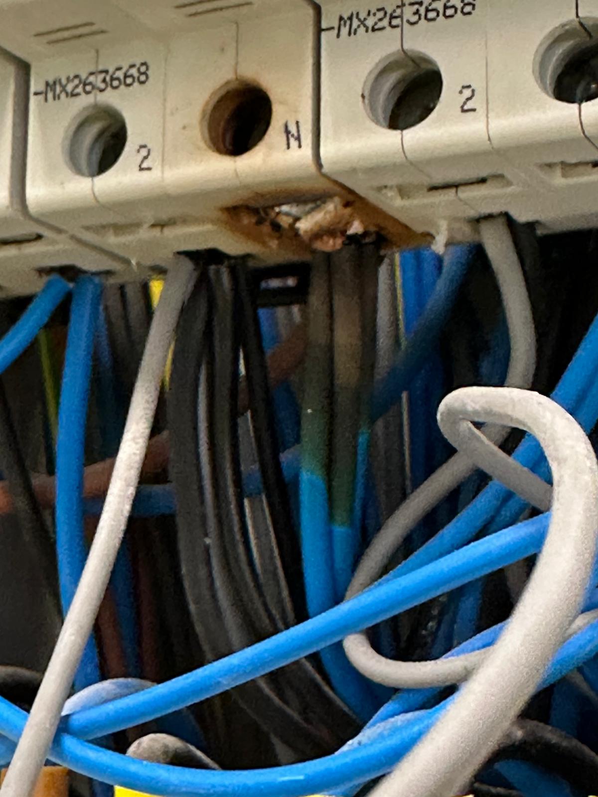 Cuadro eléctrico con sobrecarga